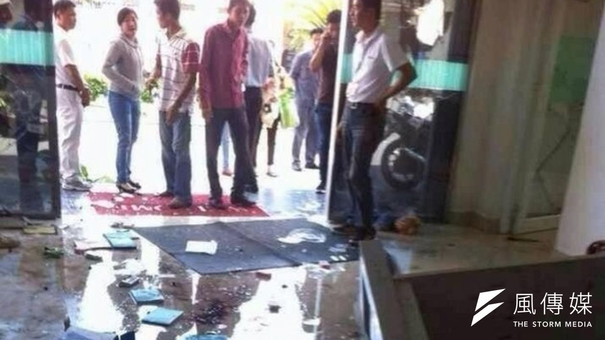 越南民眾抗議中國南海鑽油,發動反中示威,不少台商受波及。(取自mobile01網站) 越南民眾抗議中國南海鑽油,發動反中示威,不少台商受波及。(取自mobile01網站)