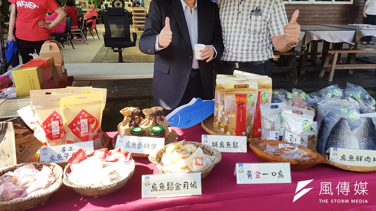 新竹縣副縣長陳見賢(左)與新竹區漁會總幹事童錦杰為「新竹縣烏魚產業文化節」站台造勢。(圖/方詠騰攝)