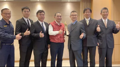 市長侯友宜表揚勞苦功高的「破案高手」們,今(22) 日在市政會議上頒發破案獎牌給有功人員。(圖/新北市警察局提供)