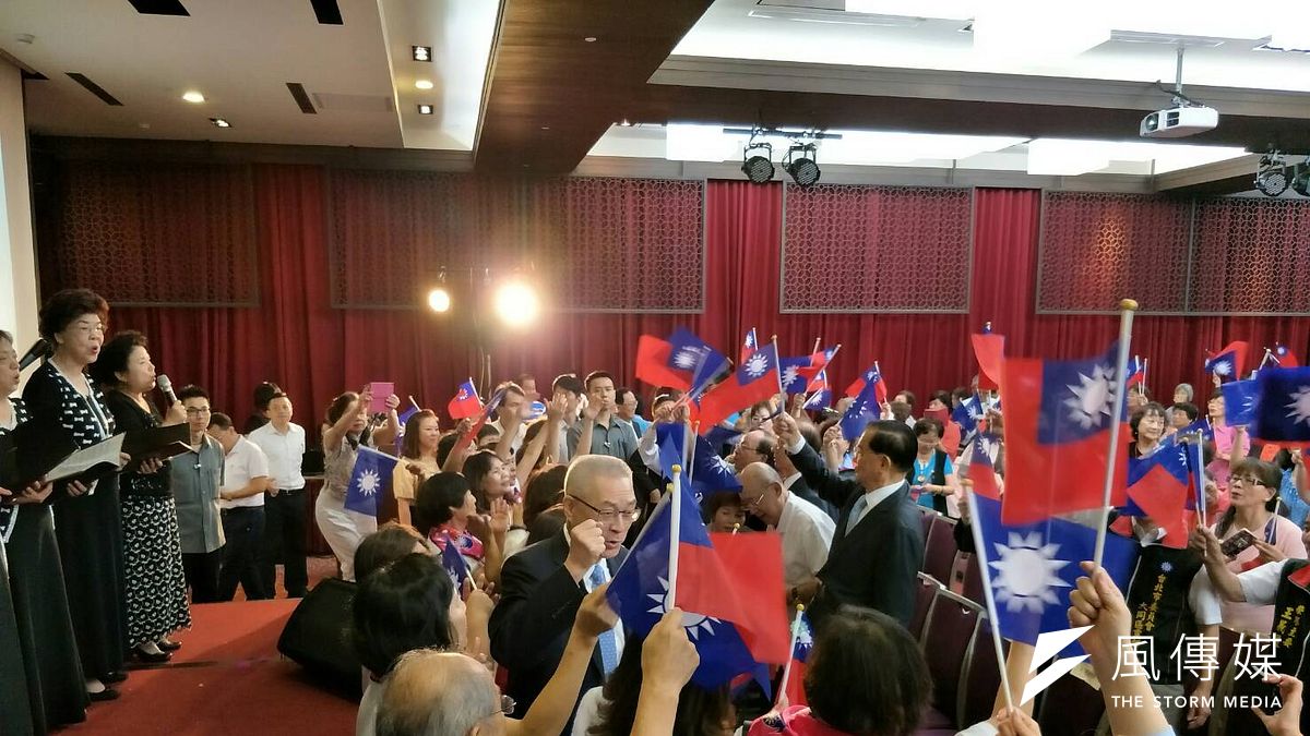 吳敦義7日上午出席國民黨紀念「七七抗戰」80周年活動,對於政府限制退將赴中,他表示,若只是為了限制很多人自由行動,並假設他人可能會去「換什麼」,然後就用非常嚴酷的標準,他覺得不宜。(周怡孜攝) 吳敦義7日上午出席國民黨紀念「七七抗戰」80周年活動,對於政府限制退將赴中,他表示,若只是為了限制很多人自由行動,並假設他人可能會去「換什麼」,然後就用非常嚴酷的標準,他覺得不宜。(周怡孜攝)