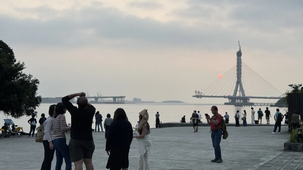 淡水海關碼頭成功引進民間團隊經營,將以淡江大橋結合周邊景觀與古蹟,打造水陸聯合觀光路線,發展夜經濟及文化表演活動。(圖/新北市立淡水古蹟博物館)