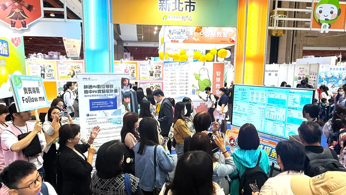 新北數位學習辦公室主任何春緣於教育科技展現場,向苗栗縣數位學習辦公室團隊介紹展出內容。(圖/新北市教育局提供)