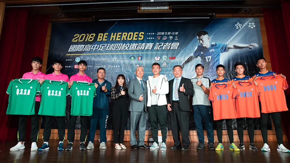 陳柏良返台出席BE HEROS國際高中足球四校邀請賽,與校長、教練、贊助單位一起發佈這個台灣難得的基層足球盛事。(展逸國際行銷提供)