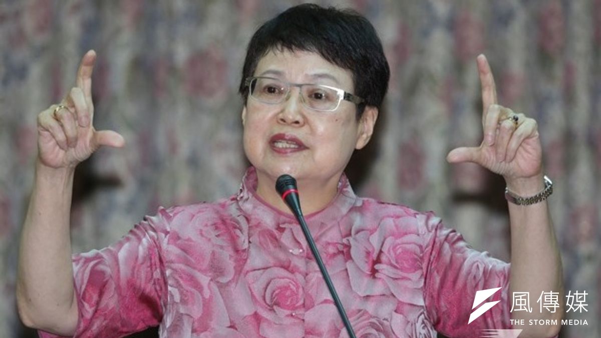 故宮院長馮明珠前一天才落淚泣訴故宮「缺乏政治敏感度」,然而故宮卻在24日上午發出新聞稿,稱此事為「文化交流勝利」。(資料照片,余志偉攝) 故宮院長馮明珠前一天才落淚泣訴故宮「缺乏政治敏感度」,然而故宮卻在24日上午發出新聞稿,稱此事為「文化交流勝利」。(資料照片,余志偉攝)