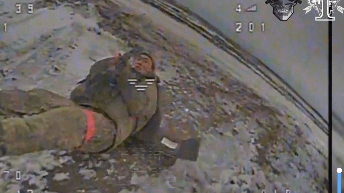 烏克蘭特種部隊釋出的無人機突襲畫面,影像中被攻擊的士兵疑似就是北韓士兵。(翻攝自Special Operations Forces) 烏克蘭特種部隊釋出的無人機突襲畫面,影像中被攻擊的士兵疑似就是北韓士兵。(翻攝自Special Operations Forces)