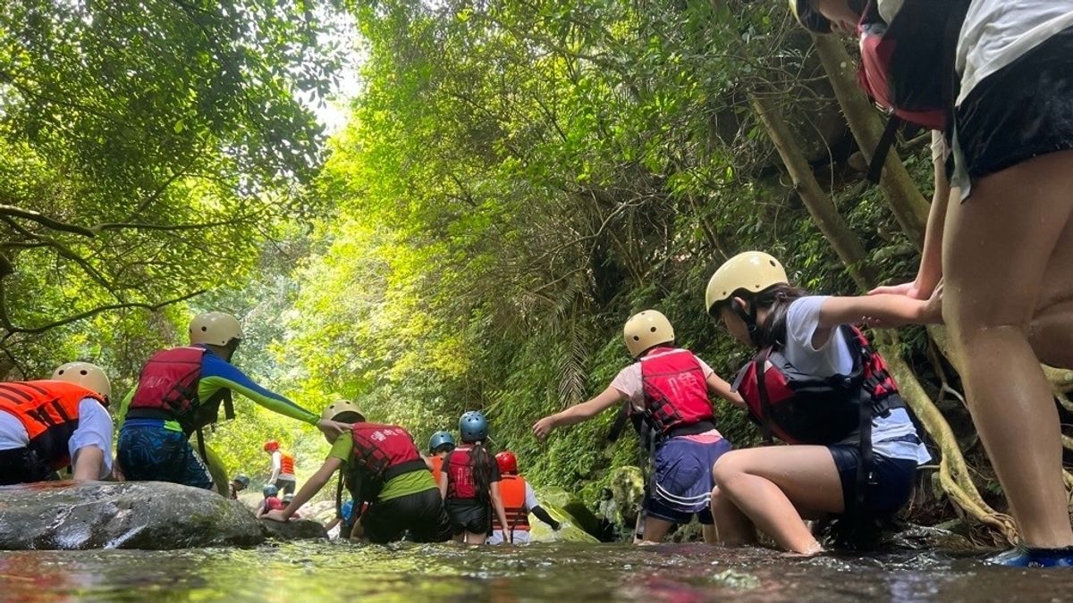 參與「探索北橫」夏季活動享受自然涼爽又刺激的溯溪體驗。(圖/中青旅行社提供) 參與「探索北橫」夏季活動享受自然涼爽又刺激的溯溪體驗。(圖/中青旅行社提供)