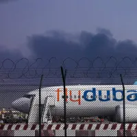 2026年3月16日,杜拜國際機場附近遭到無人機攻擊,導致航班暫時停飛。(美聯社) 2026年3月16日,杜拜國際機場附近遭到無人機攻擊,導致航班暫時停飛。(美聯社)
