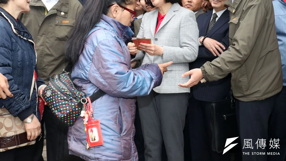 總統蔡英文警衛室的一位王姓少校特勤隨扈(右1)與總統府第一位女性武官,今年2月已調回空軍出任專機隊長的陳月芳上校,兩人疑似發生不倫戀,還被拍到上摩鐵。(蘇仲泓攝)