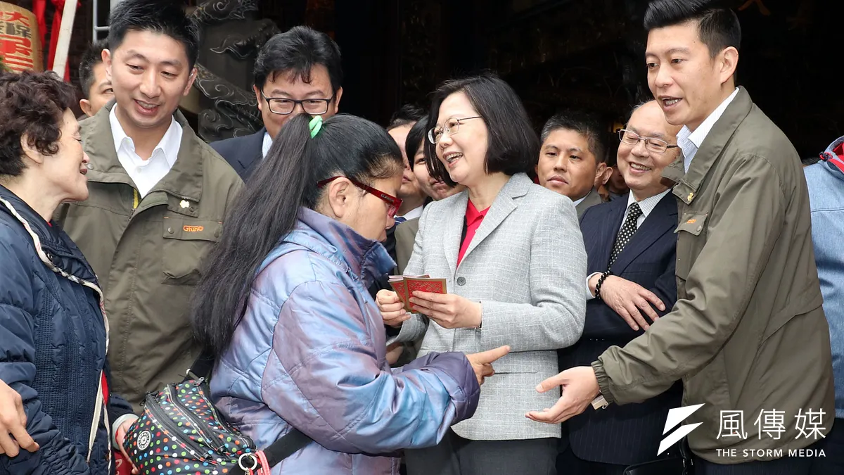 總統蔡英文警衛室的一位王姓少校特勤隨扈(右1)與總統府第一位女性武官,今年2月已調回空軍出任專機隊長的陳月芳上校,兩人疑似發生不倫戀,還被拍到上摩鐵。(蘇仲泓攝) 總統蔡英文警衛室的一位王姓少校特勤隨扈(右1)與總統府第一位女性武官,今年2月已調回空軍出任專機隊長的陳月芳上校,兩人疑似發生不倫戀,還被拍到上摩鐵。(蘇仲泓攝)