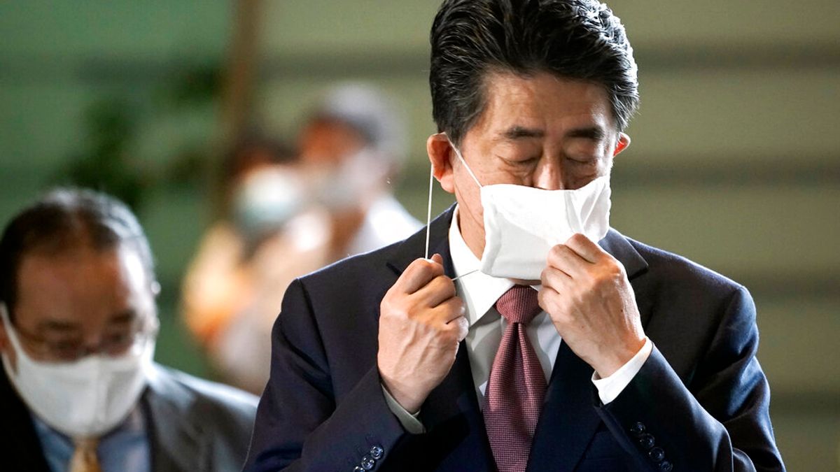 安倍晉三企圖以「三支箭」提升通膨挽救日本經濟,但卻造成嚴重的通縮。(資料照,美聯社) 安倍晉三企圖以「三支箭」提升通膨挽救日本經濟,但卻造成嚴重的通縮。(資料照,美聯社)