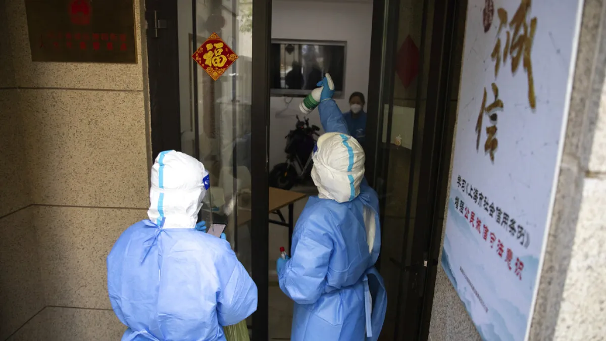 中國上海市封城後,引發民情沸騰。有民眾說,封城10多天後,他的糧食配給開始「不斷縮水」。(圖/美聯社)