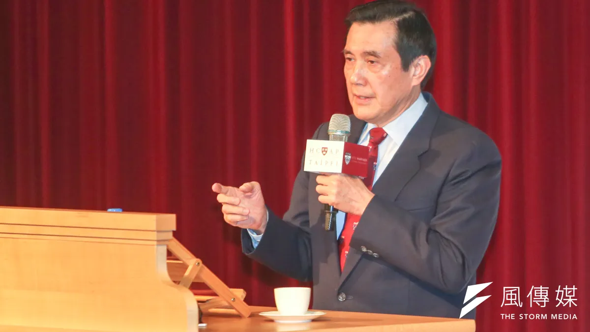 前總統馬英九遭起訴後,出席第一屆台大哈佛論壇開幕式,他反問「司法關說的人沒事,公理何在」?(陳明仁攝)