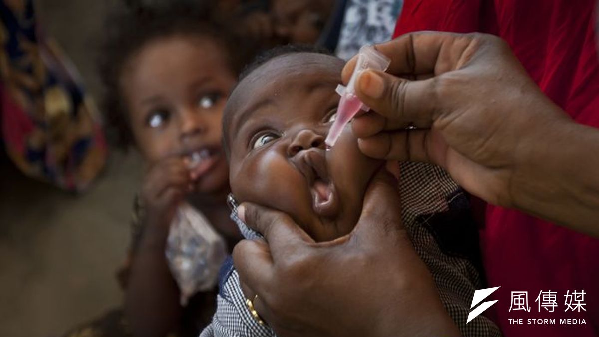 索馬利亞小孩注射口服疫苗。(美聯社) 索馬利亞小孩注射口服疫苗。(美聯社)