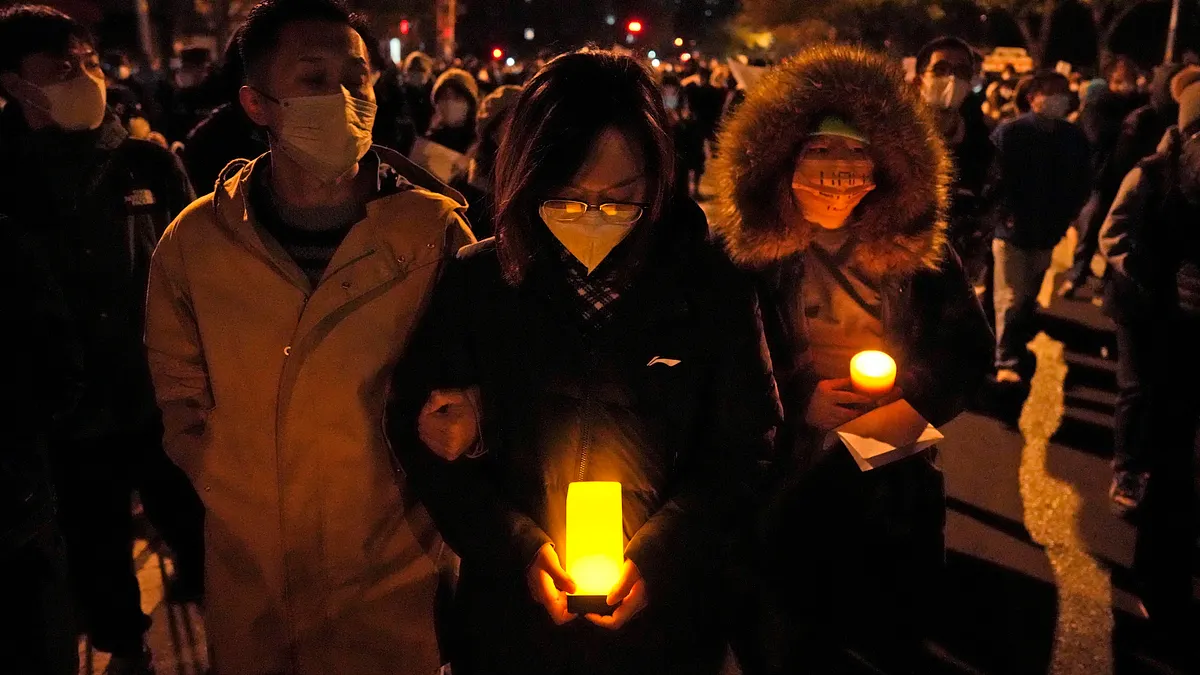 2022年11月,中國嚴酷清零政策草菅人命,北京市民以白紙示威抗議新疆烏魯木齊慘劇(AP) 2022年11月,中國嚴酷清零政策草菅人命,北京市民以白紙示威抗議新疆烏魯木齊慘劇(AP)