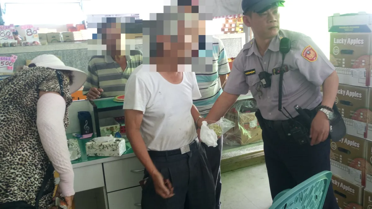 老翁烈日獨自外出散步迷途 暖警協助護送返家