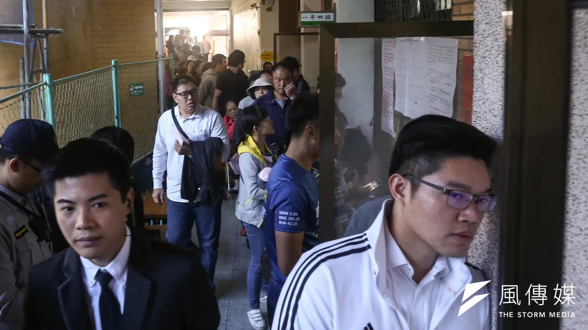 2018九合一選舉投票所大排長龍的問題讓不少民眾很不滿,紛紛疑惑都什麼年代了,為何不能線上投票?愛沙尼亞數位化的例子,或許能解答。(陳品佑攝)