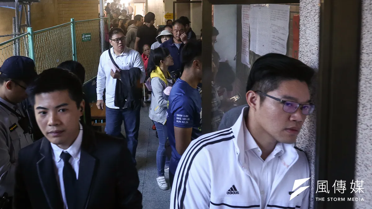 2018九合一選舉投票所大排長龍的問題讓不少民眾很不滿,紛紛疑惑都什麼年代了,為何不能線上投票?愛沙尼亞數位化的例子,或許能解答。(陳品佑攝) 2018九合一選舉投票所大排長龍的問題讓不少民眾很不滿,紛紛疑惑都什麼年代了,為何不能線上投票?愛沙尼亞數位化的例子,或許能解答。(陳品佑攝)