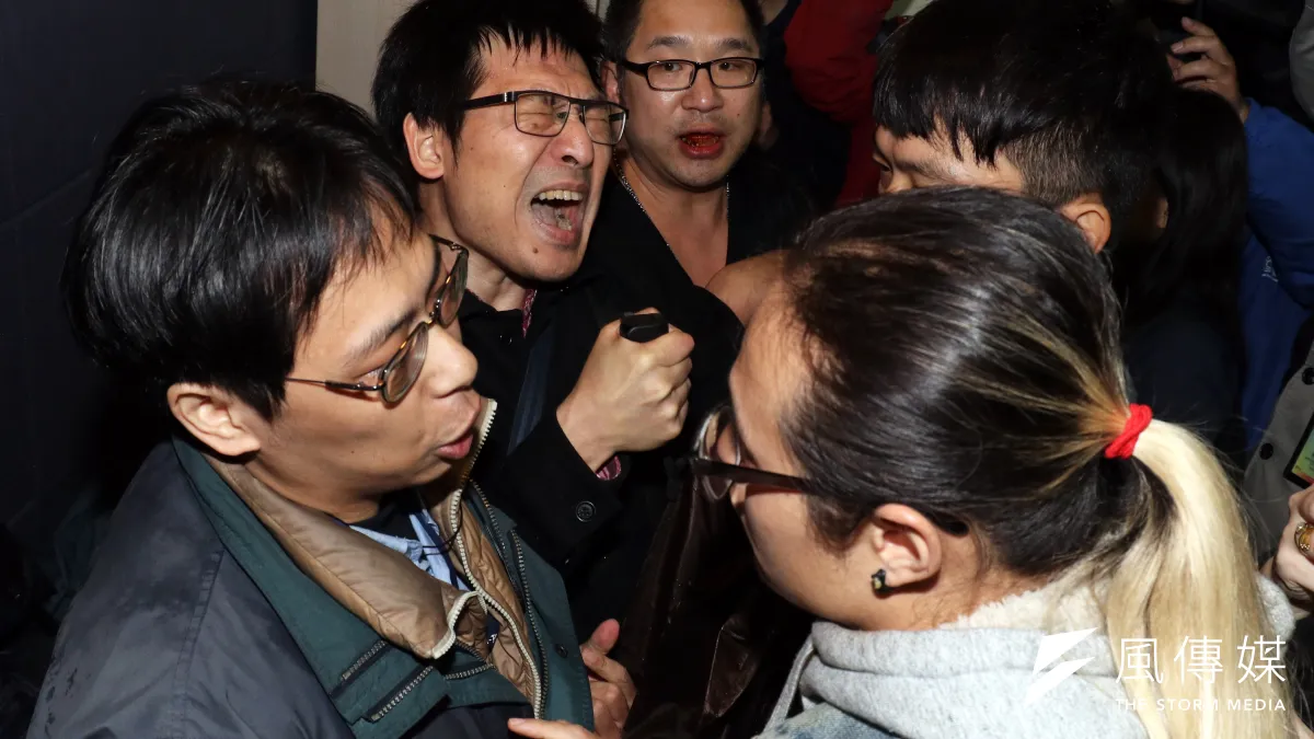 228上午在桃園慈湖陵寢進行潑漆行動的獨派青年,下午在台北召開記者會,說明事件經過。圖為記者會結束前,自稱記者的男子(左)與獨派團體成員(右)爆發口角,場面一度混亂。(蘇仲泓攝)