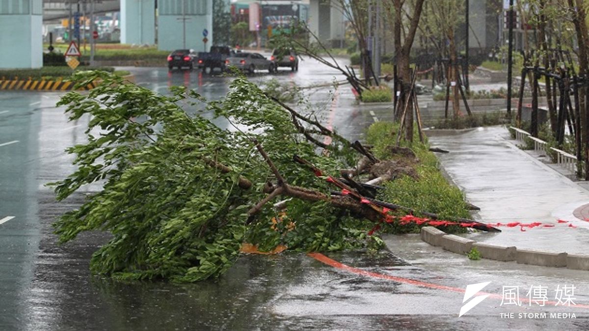 雖然麥德姆直穿台灣且肆虐超過8個小時,不過目前未有重大災情傳出,美國有線電視新聞網(CNN)記者因此盛讚:「台灣的建設很好。」(余志偉攝) 雖然麥德姆直穿台灣且肆虐超過8個小時,不過目前未有重大災情傳出,美國有線電視新聞網(CNN)記者因此盛讚:「台灣的建設很好。」(余志偉攝)