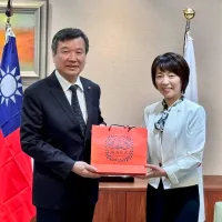李逸洋駐日代表(左)は、長崎原爆式典を欠席したのは、中国による台湾への「法律戦」がドミノ式に広がるのを防ぐためだと説明した。(写真/李逸洋氏のフェイスブックより) 李逸洋駐日代表(左)は、長崎原爆式典を欠席したのは、中国による台湾への「法律戦」がドミノ式に広がるのを防ぐためだと説明した。(写真/李逸洋氏のフェイスブックより)