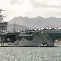 米海軍の原子力空母「セオドア・ルーズベルト」は今年7月、環太平洋合同演習(リムパック)に参加した際、ハワイ・真珠湾を出港した。9月27日にはサンディエゴを出港し、今回は中東へ向かっている。(DVIDS提供、中央通信社) 米海軍の原子力空母「セオドア・ルーズベルト」は今年7月、環太平洋合同演習(リムパック)に参加した際、ハワイ・真珠湾を出港した。9月27日にはサンディエゴを出港し、今回は中東へ向かっている。(DVIDS提供、中央通信社)