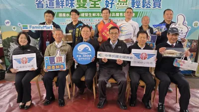 漁業署輔導中華民國全國漁會與全家便利商店、交通部公路局、農聯福利中心合作,14日假台61線新豐休息站舉辦「省道鮮味雙全.好魚輕鬆買」記者會。(圖/方詠騰攝)