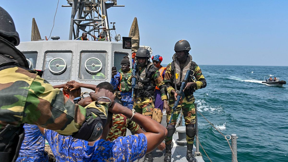 美國海軍非洲司令部日前在官方臉書上發布與塞內加爾、甘比亞海軍執行針對毒品、走私、人口販運防制進行的「疾速團結 2019」演習,歐洲國家、土耳其、巴西在內,有33國共同參與,並就區域合作、情資分享甚至是執法技巧等層面交流。(取自美國海軍) 美國海軍非洲司令部日前在官方臉書上發布與塞內加爾、甘比亞海軍執行針對毒品、走私、人口販運防制進行的「疾速團結 2019」演習,歐洲國家、土耳其、巴西在內,有33國共同參與,並就區域合作、情資分享甚至是執法技巧等層面交流。(取自美國海軍)