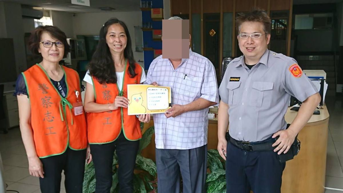 台商戴興基感謝員警協助找到妻子的救命恩人。(圖/新北市政府警察局汐止分局提供) 台商戴興基感謝員警協助找到妻子的救命恩人。(圖/新北市政府警察局汐止分局提供)