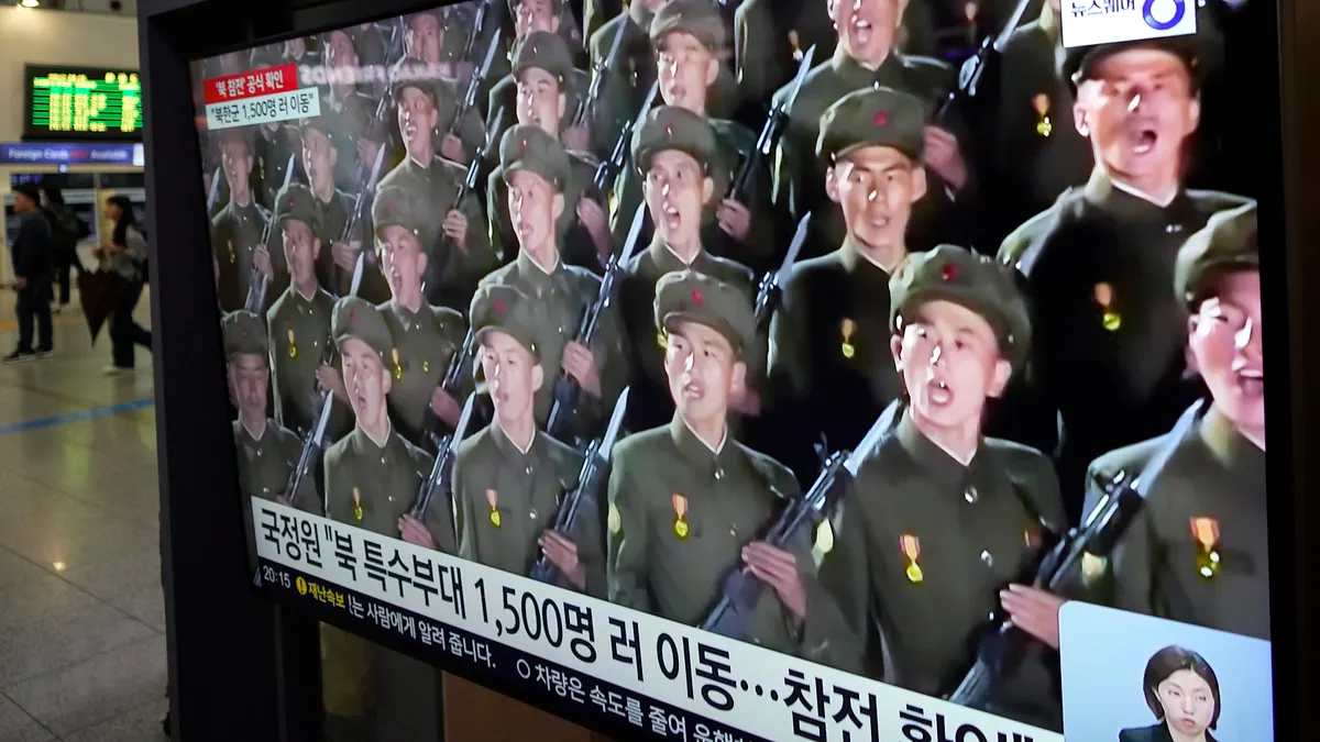 2024年10月18日,韓國電視新聞播放朝鮮(北韓)軍隊新聞畫面。(美聯社) 2024年10月18日,韓國電視新聞播放朝鮮(北韓)軍隊新聞畫面。(美聯社)