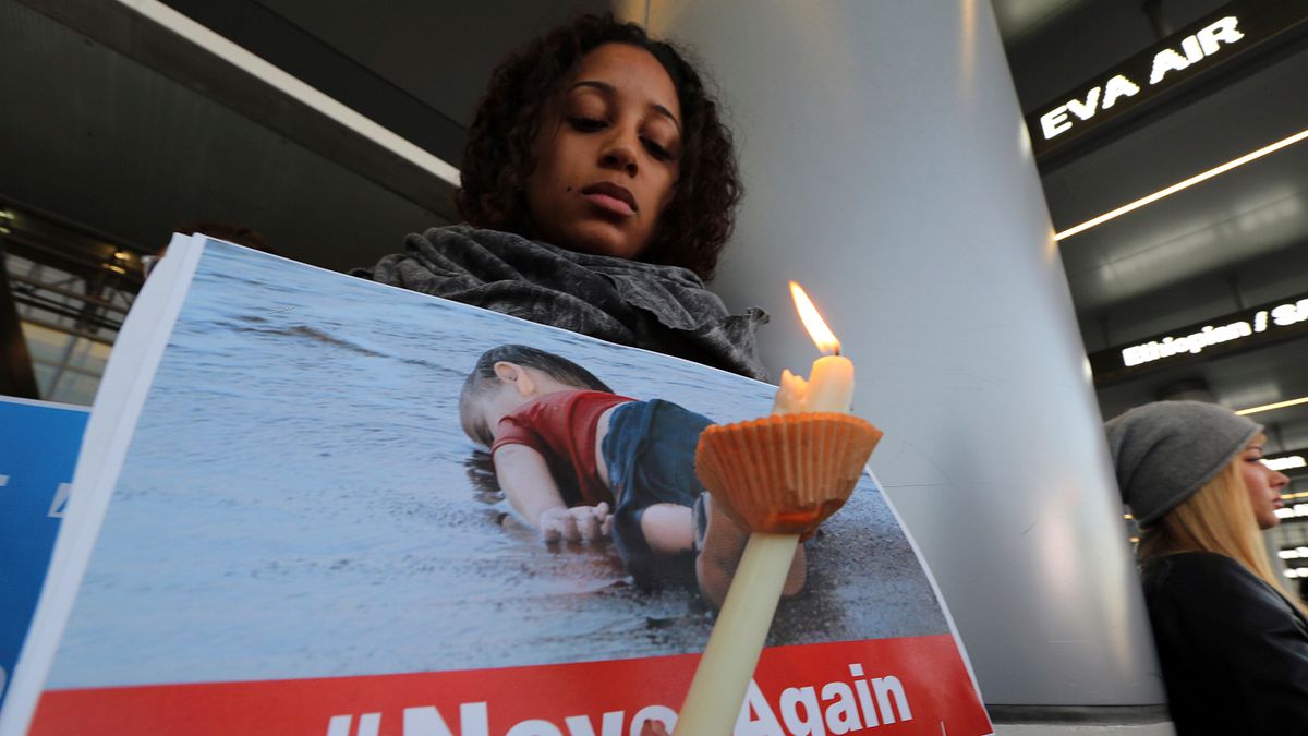 美國民眾於機場抗議川普禁令。(美聯社) 美國民眾於機場抗議川普禁令。(美聯社)