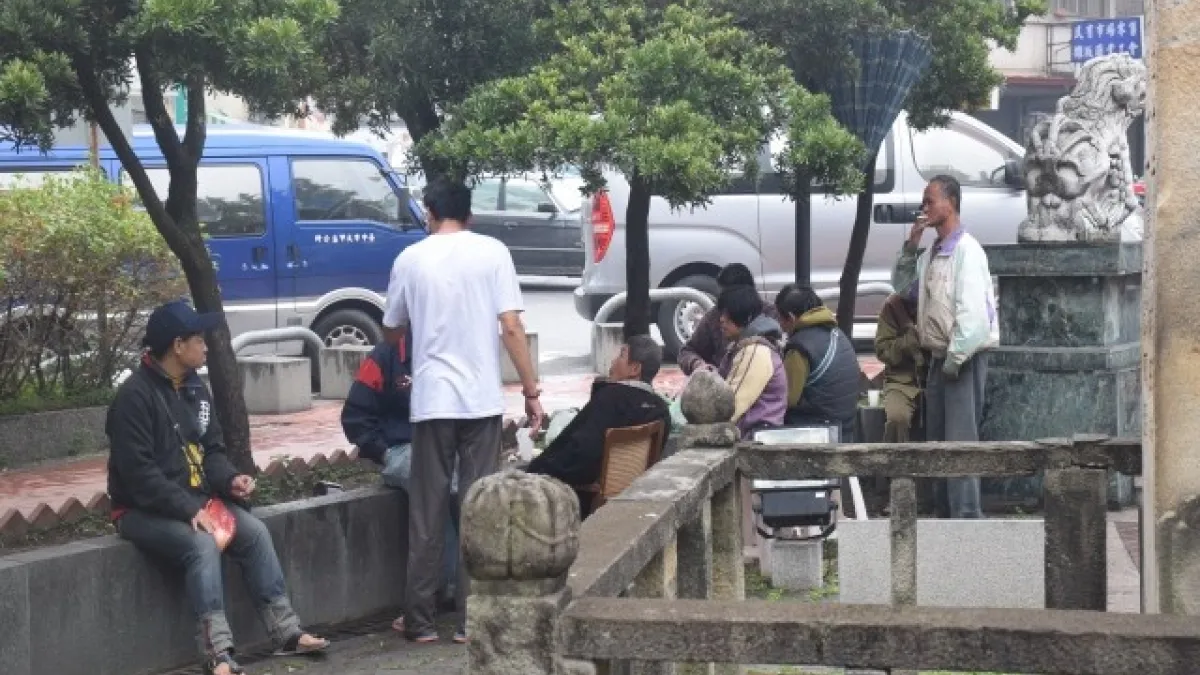 大甲三級古蹟貞孝坊街友聚集 參與導覽民眾大倒胃口