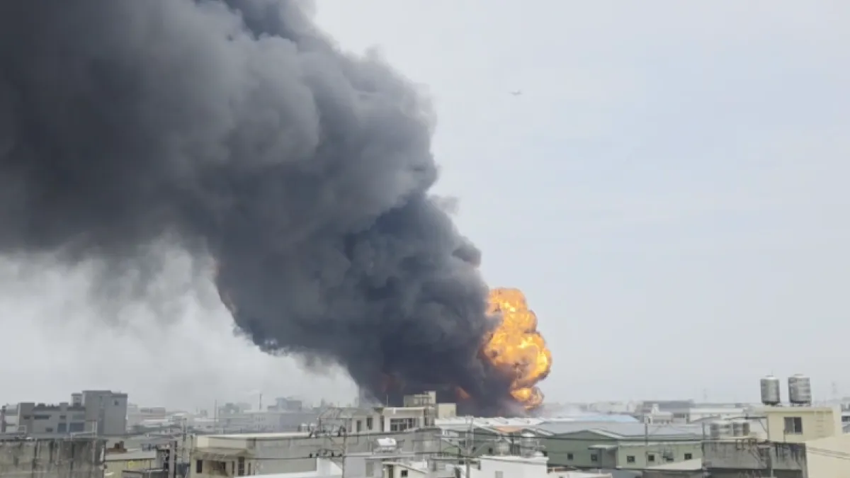 桃園市蘆竹區一處工廠今天發生火警。(圖/記者爆料網)