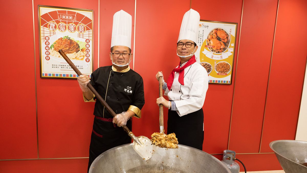 高雄市長陳其邁化身阿邁師,到內門「阿隆師」學做辦桌手路菜。(圖/高市府提供) 高雄市長陳其邁化身阿邁師,到內門「阿隆師」學做辦桌手路菜。(圖/高市府提供)