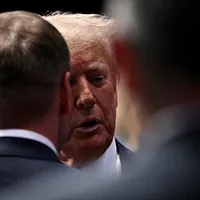 2025年6月25日、米国大統領トランプはNATOサミットで各国の指導者と対話している。(AP通信) 2025年6月25日、米国大統領トランプはNATOサミットで各国の指導者と対話している。(AP通信)