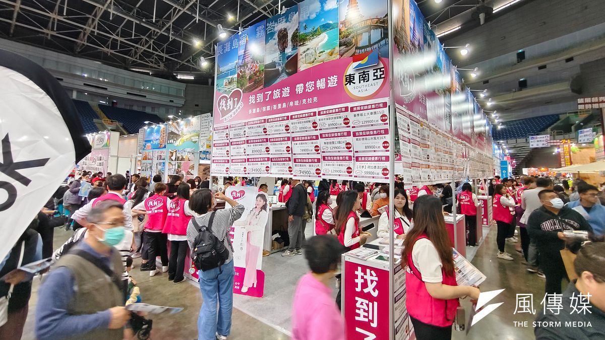 高雄巨蛋春季旅展今起一連4天在高雄巨蛋登場,各大旅行社祭出超殺優惠搶客。(圖/徐炳文攝) 高雄巨蛋春季旅展今起一連4天在高雄巨蛋登場,各大旅行社祭出超殺優惠搶客。(圖/徐炳文攝)
