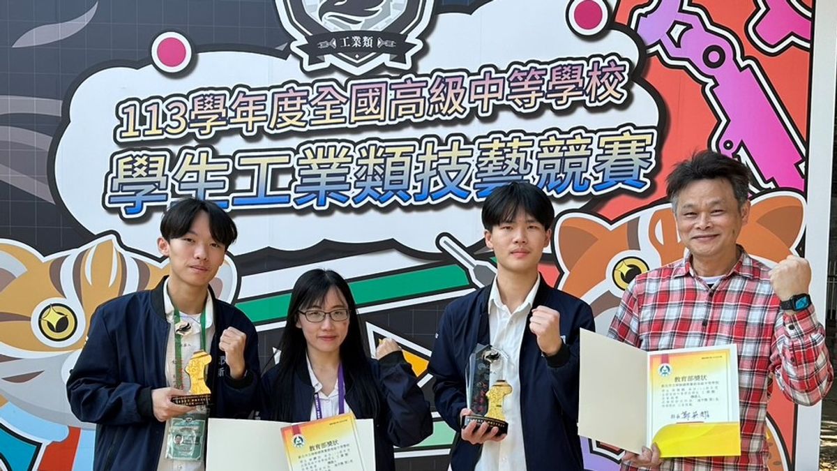 獲得今年第1名的樟樹國際實中吳俊銘及林鑠亦同學感謝市府支持從暑假就開始辦理金手培訓及模擬賽。(圖/新北市教育局提供) 獲得今年第1名的樟樹國際實中吳俊銘及林鑠亦同學感謝市府支持從暑假就開始辦理金手培訓及模擬賽。(圖/新北市教育局提供)