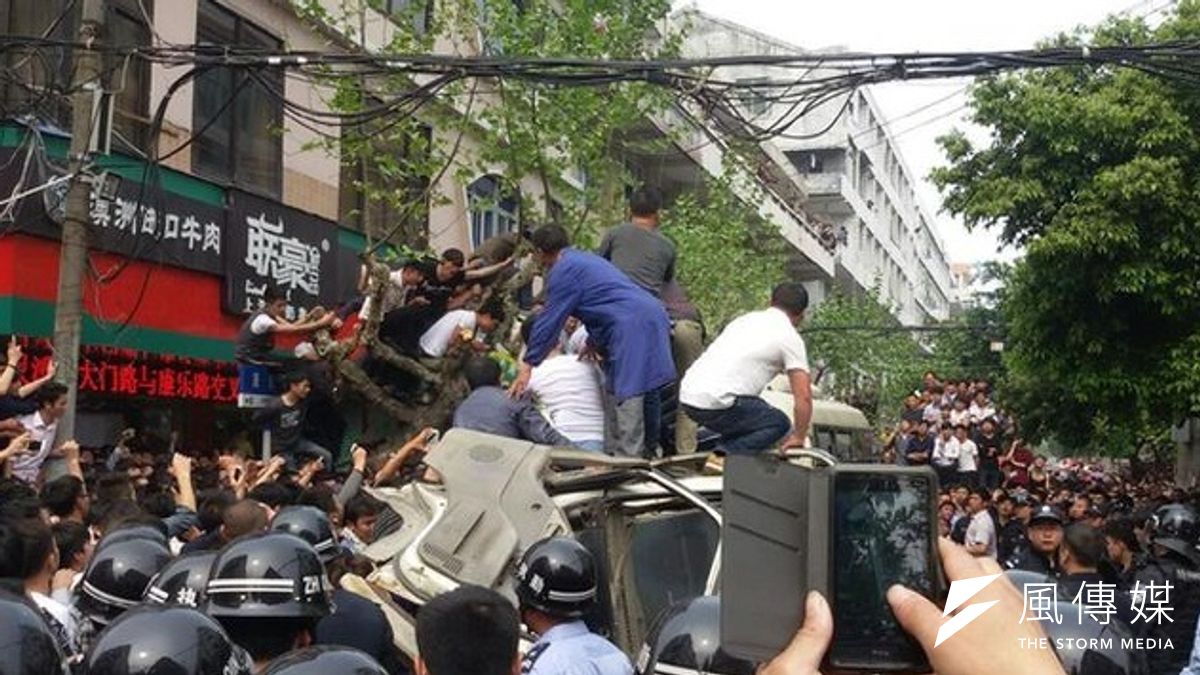 民眾將打人城管的麵包車團團包圍,警方第一時間也無法勸離。(取自網路) 民眾將打人城管的麵包車團團包圍,警方第一時間也無法勸離。(取自網路)