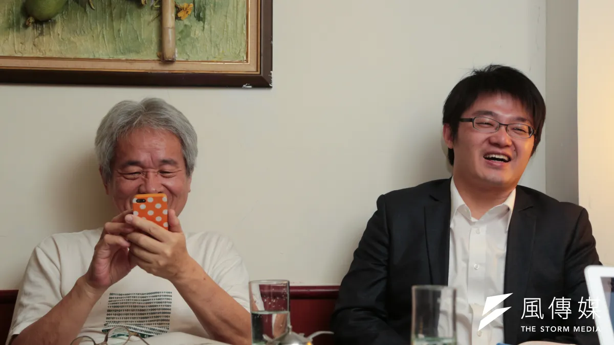 馮光遠(左)與藍士博對於台灣年輕人的機會太少同樣感到不平,認為社會應該具備公平正義。(余志偉攝)