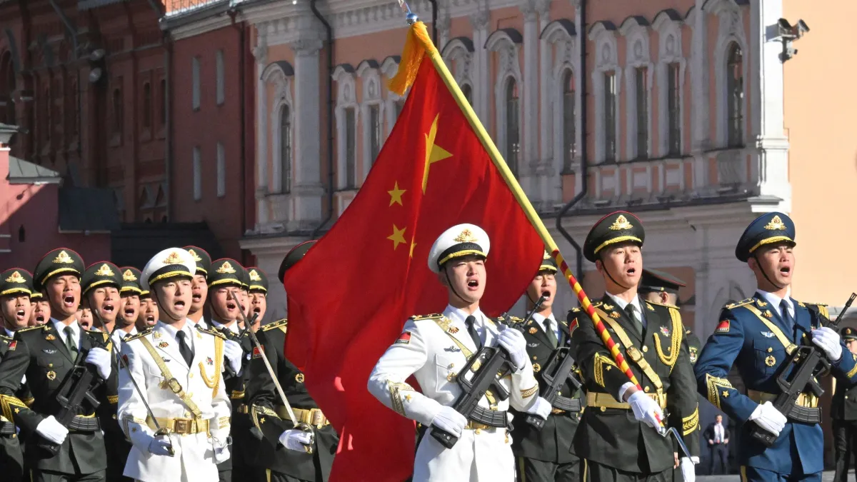 中國解放軍派代表出席俄羅斯勝利日閱兵。(美聯社)