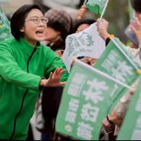立委林岱樺展開鳳山掃街行程,行經市場口、主要幹道與學區周邊,不少民眾揮手致意「加油聲」此起彼落。(圖/林岱樺服務處提供) 立委林岱樺展開鳳山掃街行程,行經市場口、主要幹道與學區周邊,不少民眾揮手致意「加油聲」此起彼落。(圖/林岱樺服務處提供)