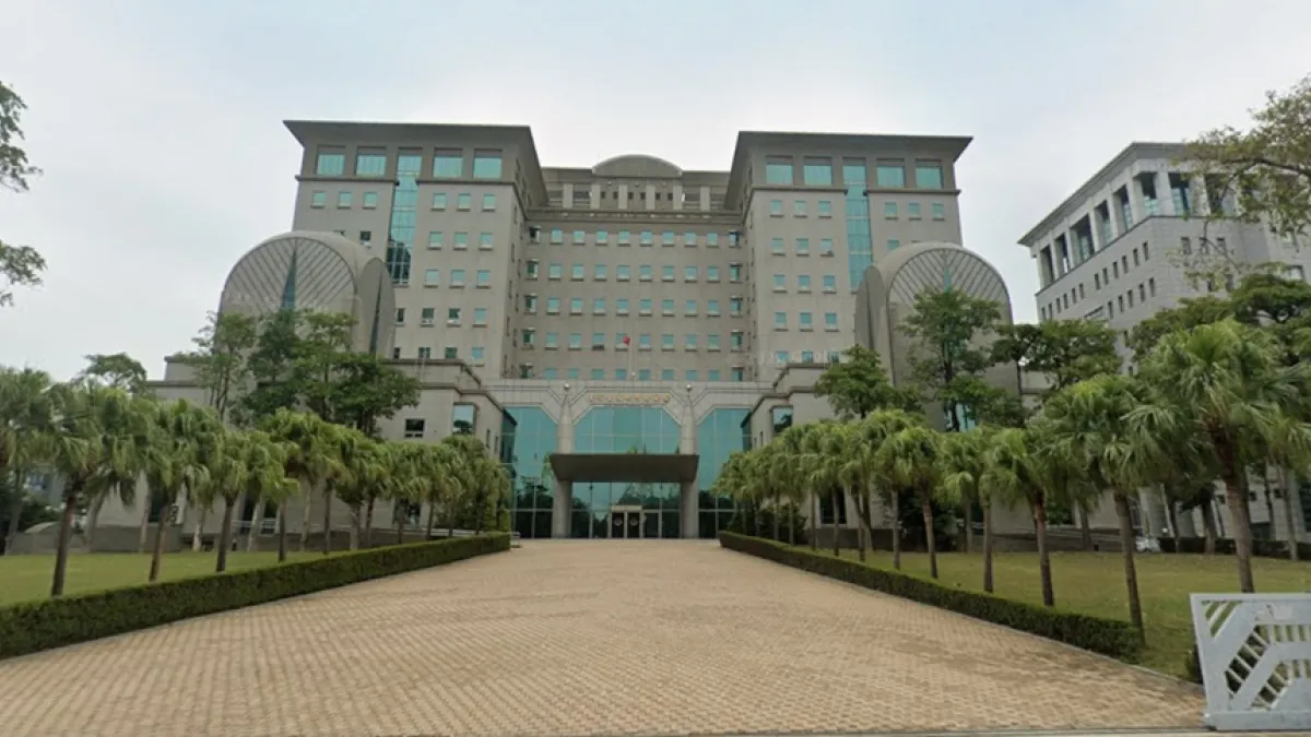 愛爾麗醫美台南東區青年店遭檢舉疑有偷拍情事,台南地檢署近日偵結,認為現場搜索未發現任何偷拍設備或相關痕跡,缺乏積極證據,全案處分不起訴。(圖/翻攝自Google Maps)