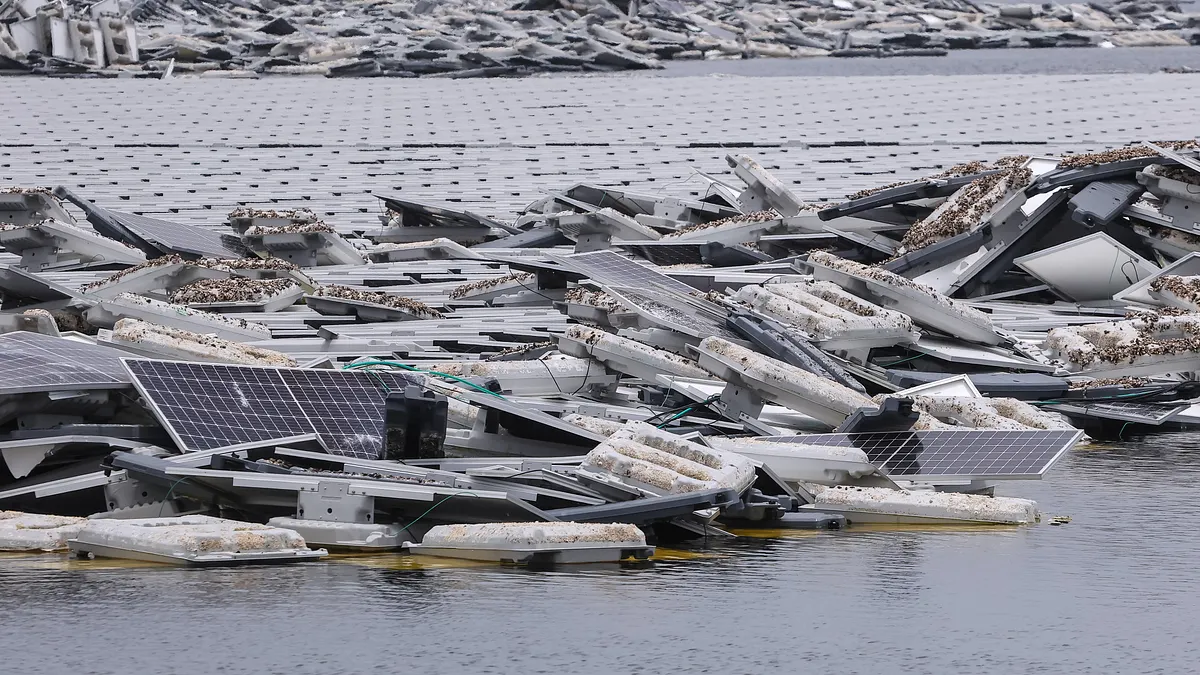 嘉義布袋新塭滯洪池遭丹娜絲颱風吹毀的水面型太陽光電板,至今仍有部分廢棄物尚未清運完畢。(資料照,顏麟宇攝) 嘉義布袋新塭滯洪池遭丹娜絲颱風吹毀的水面型太陽光電板,至今仍有部分廢棄物尚未清運完畢。(資料照,顏麟宇攝)