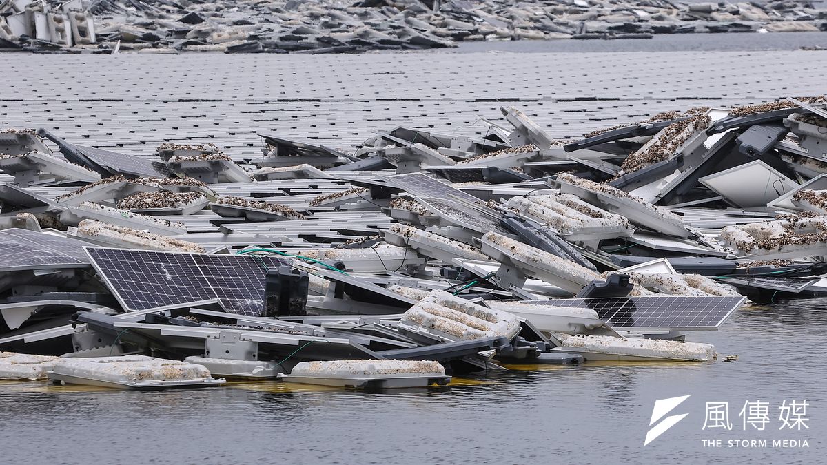 圖為颱風吹毀的水面型太陽光電板。(顏麟宇攝) 圖為颱風吹毀的水面型太陽光電板。(顏麟宇攝)