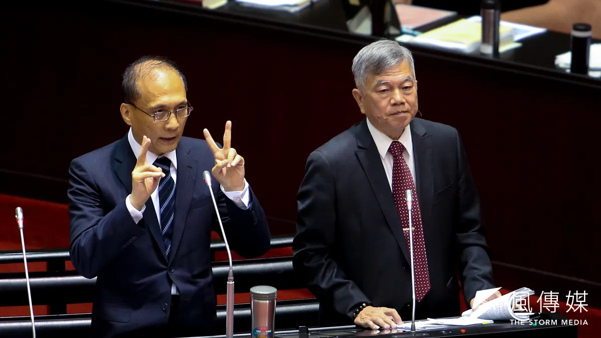 行政院長林全赴立法院第3次臨時會,率相關部會首長,就815供氣中斷致大潭電廠跳機停電事件進行專案報告並備質詢,右為經濟部代理部長沈榮津。(陳明仁攝)