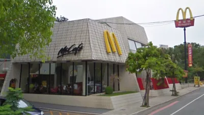 舊高雄縣的第一家麥當勞,在澄清湖旁經營了24年。(圖/翻攝自Google Map)