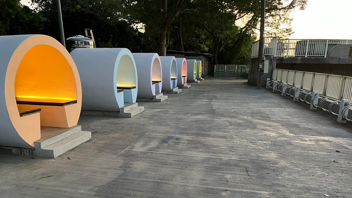 為讓市民能親近葫蘆墩圳舊進水口,台中市府結合永續經營、通用設計方式,將現地廢棄涵管彩繪整理再利用,並設置涵管休憩區,讓周邊環境煥然一新。(圖/台中市政府提供) 為讓市民能親近葫蘆墩圳舊進水口,台中市府結合永續經營、通用設計方式,將現地廢棄涵管彩繪整理再利用,並設置涵管休憩區,讓周邊環境煥然一新。(圖/台中市政府提供)