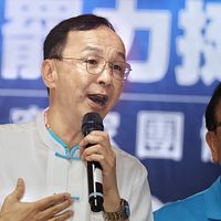 国民党主席の朱立倫が台湾電力への補填と現金給付について、取引を許可するとの報道が広まった後、瞬く間に党内の反発を引き起こした。(参考写真、柯承惠撮影) 国民党主席の朱立倫が台湾電力への補填と現金給付について、取引を許可するとの報道が広まった後、瞬く間に党内の反発を引き起こした。(参考写真、柯承惠撮影)