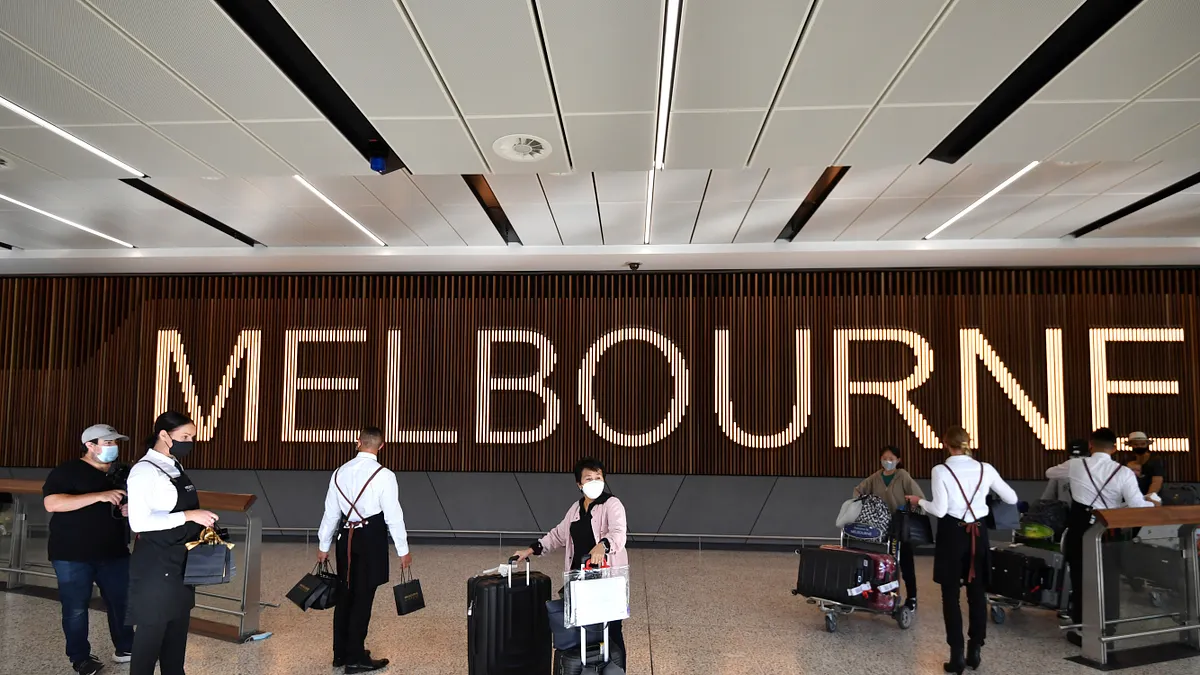 2022年2月21日,澳洲重新開放邊境,旅客抵達澳洲墨爾本機場(美聯社)