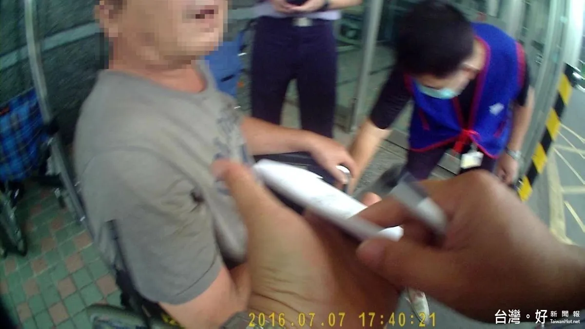 路倒酒醉男子急診滋事 慈警聯繫家屬領回