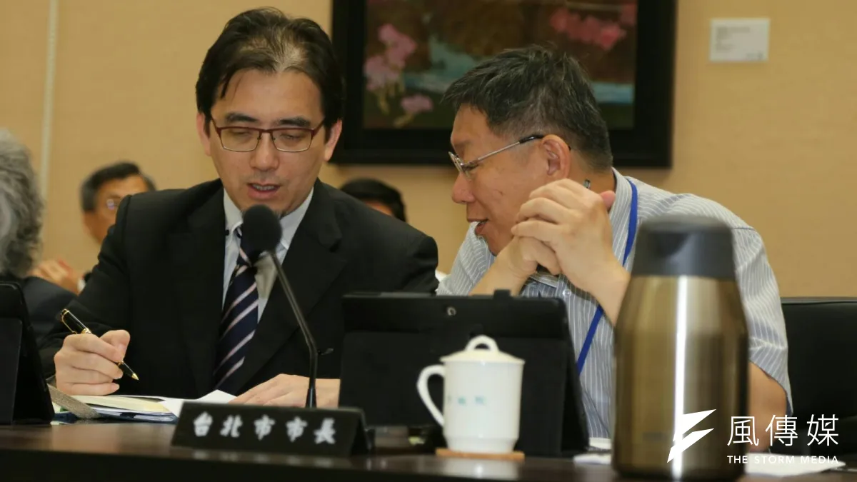 台北市長柯文哲今日以一貫的短襯衫風格出席行政院會,並在入座後頻頻與總統府副秘書長劉建忻(左)交談。(陳明仁攝)